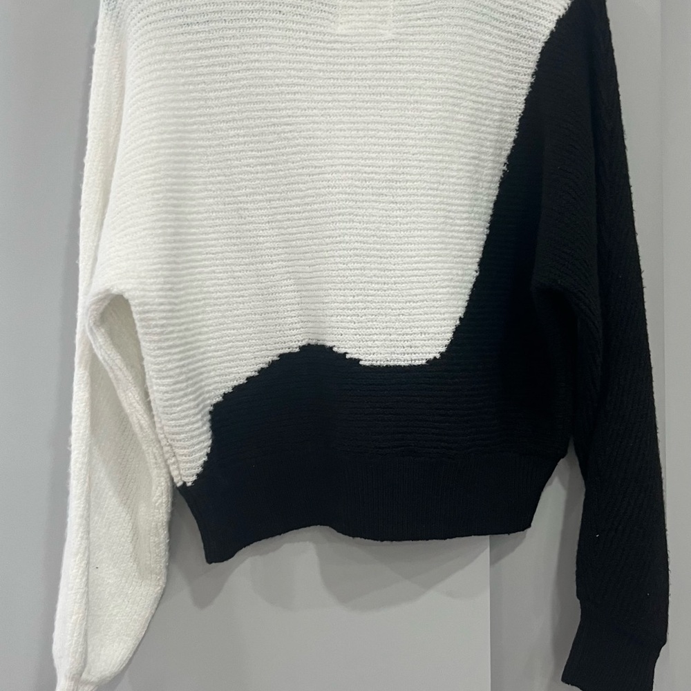 Elegant Monochrome‎ Women's Crew Neck Sweater